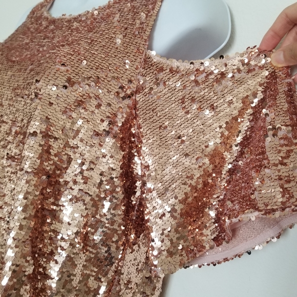 NWOT Sequin open shoulder top - Picture 4 of 8